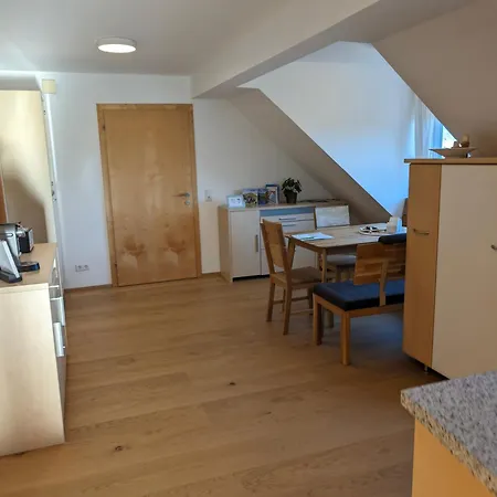 Ruhige 3-zimmer-wohnung Am Stadtrand Mit Bergblick