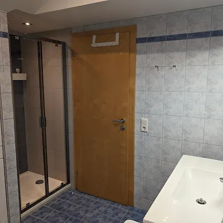 Ruhige 3-zimmer-wohnung Am Stadtrand Mit Bergblick Appartement