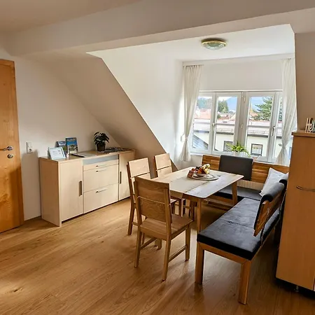 Ruhige 3-zimmer-wohnung Am Stadtrand Mit Bergblick *